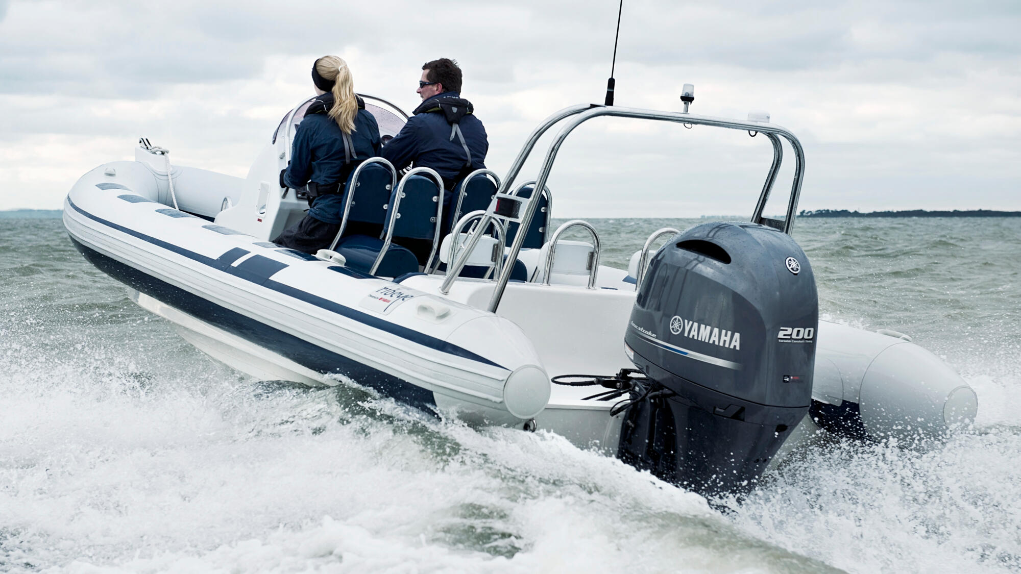 2017-Yamaha-F200F-G-EU-Light_Grey_Metallic-Action-005-03