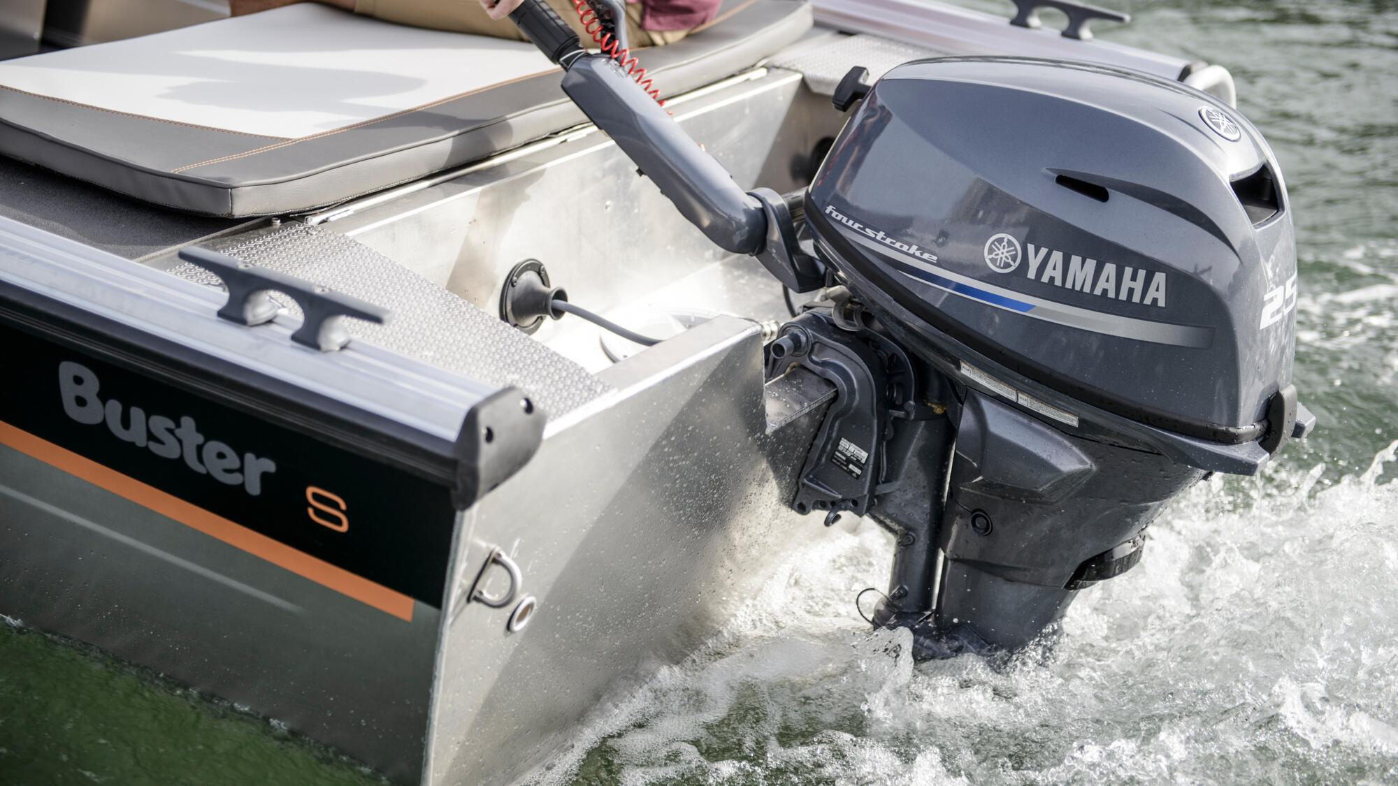 2017-Yamaha-F25-EU-Light_Grey_Metallic-Action-007-03