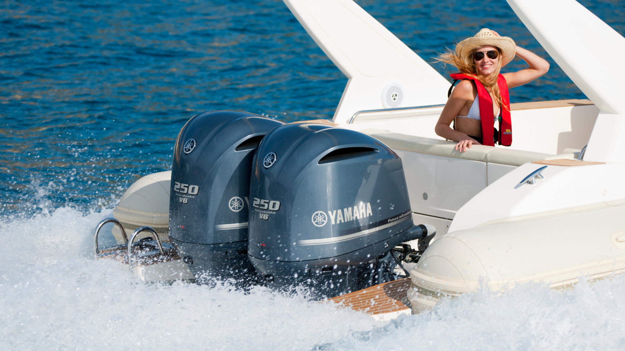 2017-Yamaha-F250-EU-Light_Grey_Metallic-Action-003-03