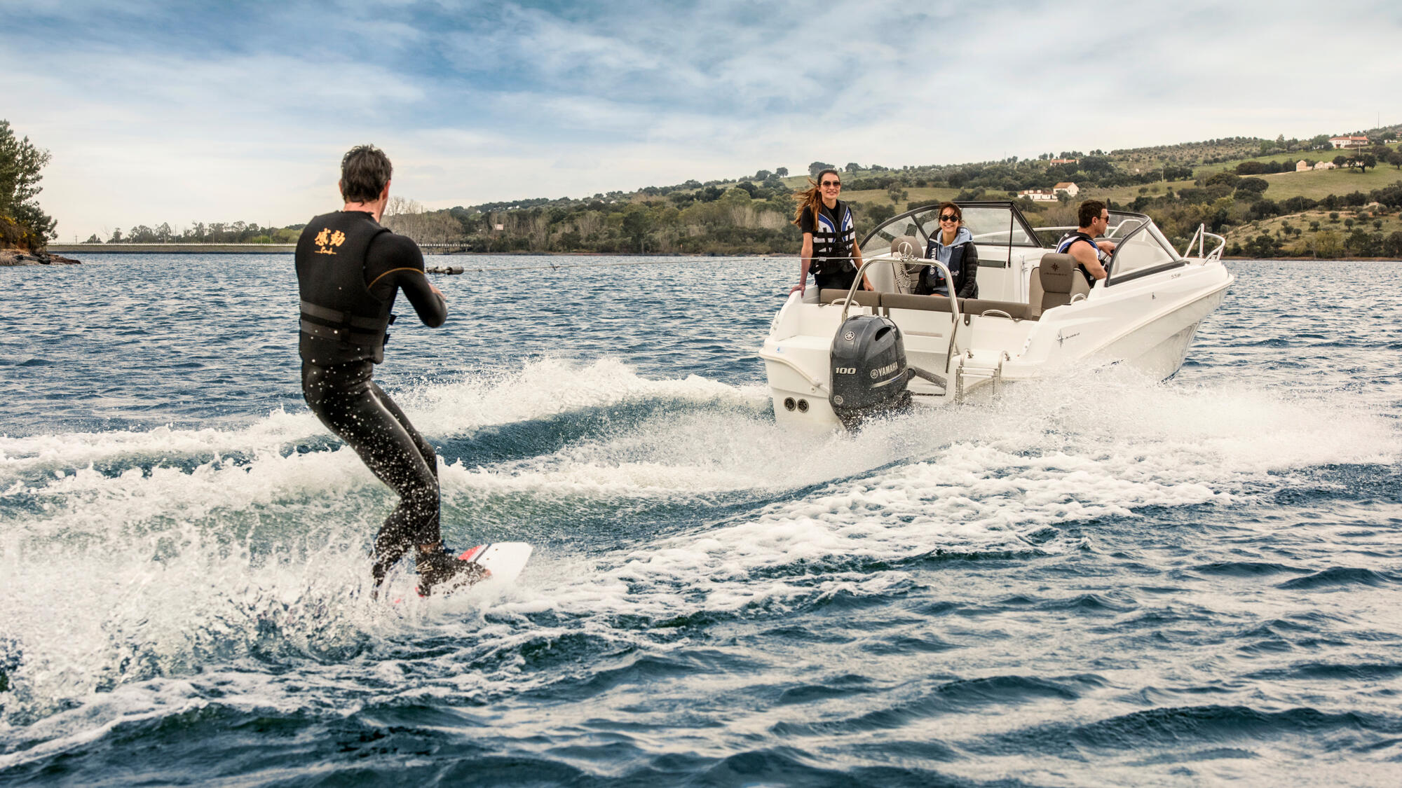 2017-Yamaha-F100-EU-Light_Grey_Metallic-Action-008-03