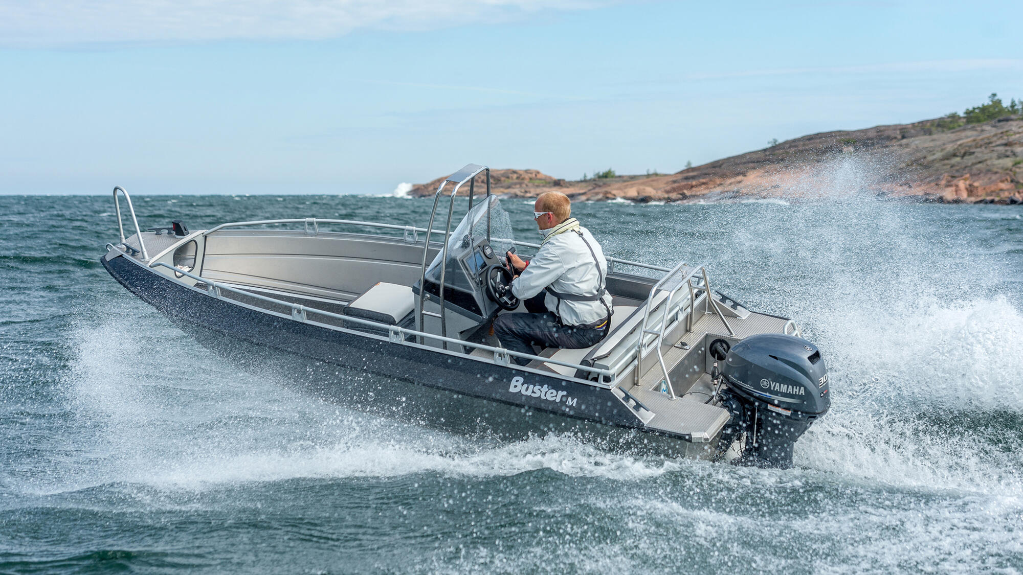 2017-Yamaha-F30-EU-Light_Grey_Metallic-Action-001-03