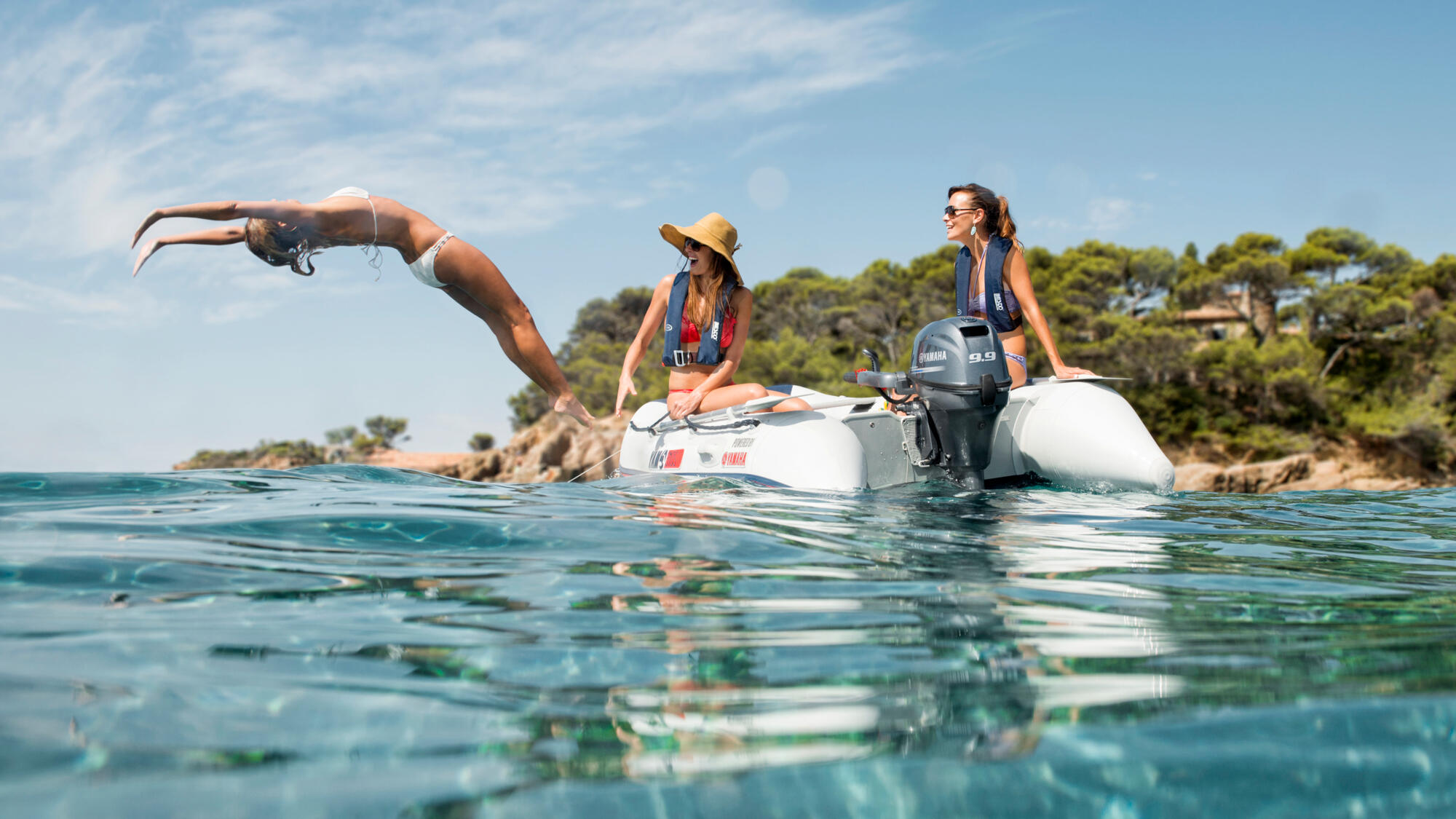 2017-Yamaha-F9-9-EU-Light_Grey_Metallic-Action-003-03