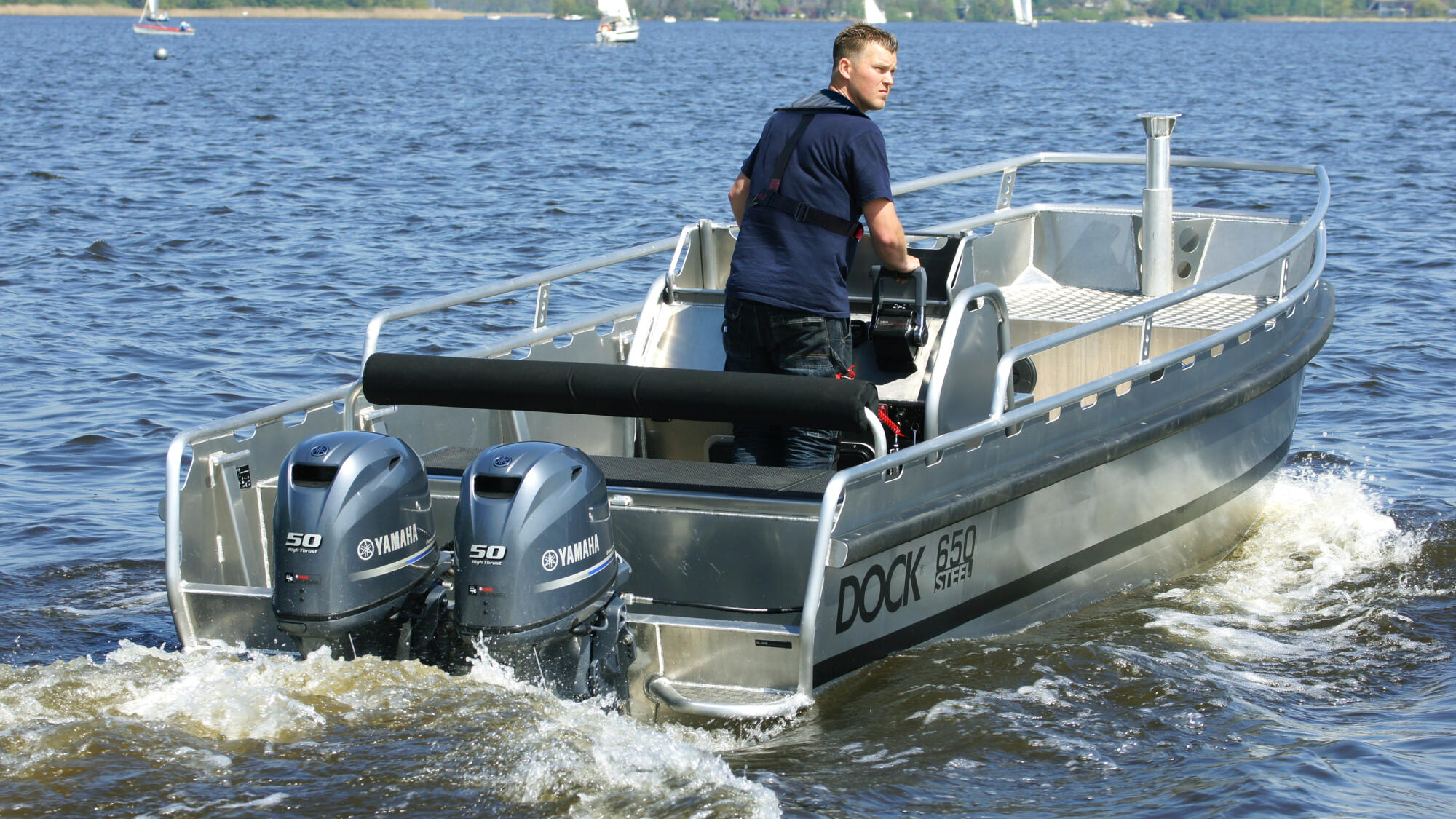 2017-Yamaha-FT50-EU-Light_Grey_Metallic-Action-001-03