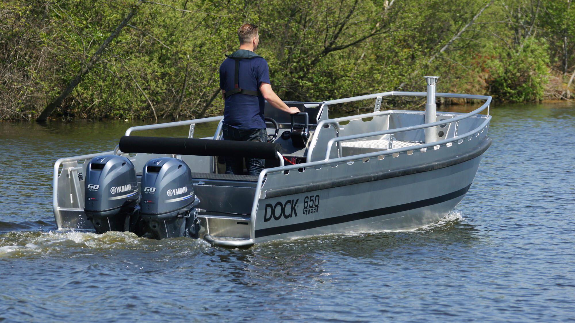 2017-Yamaha-FT60-EU-Light_Grey_Metallic-Action-001-03