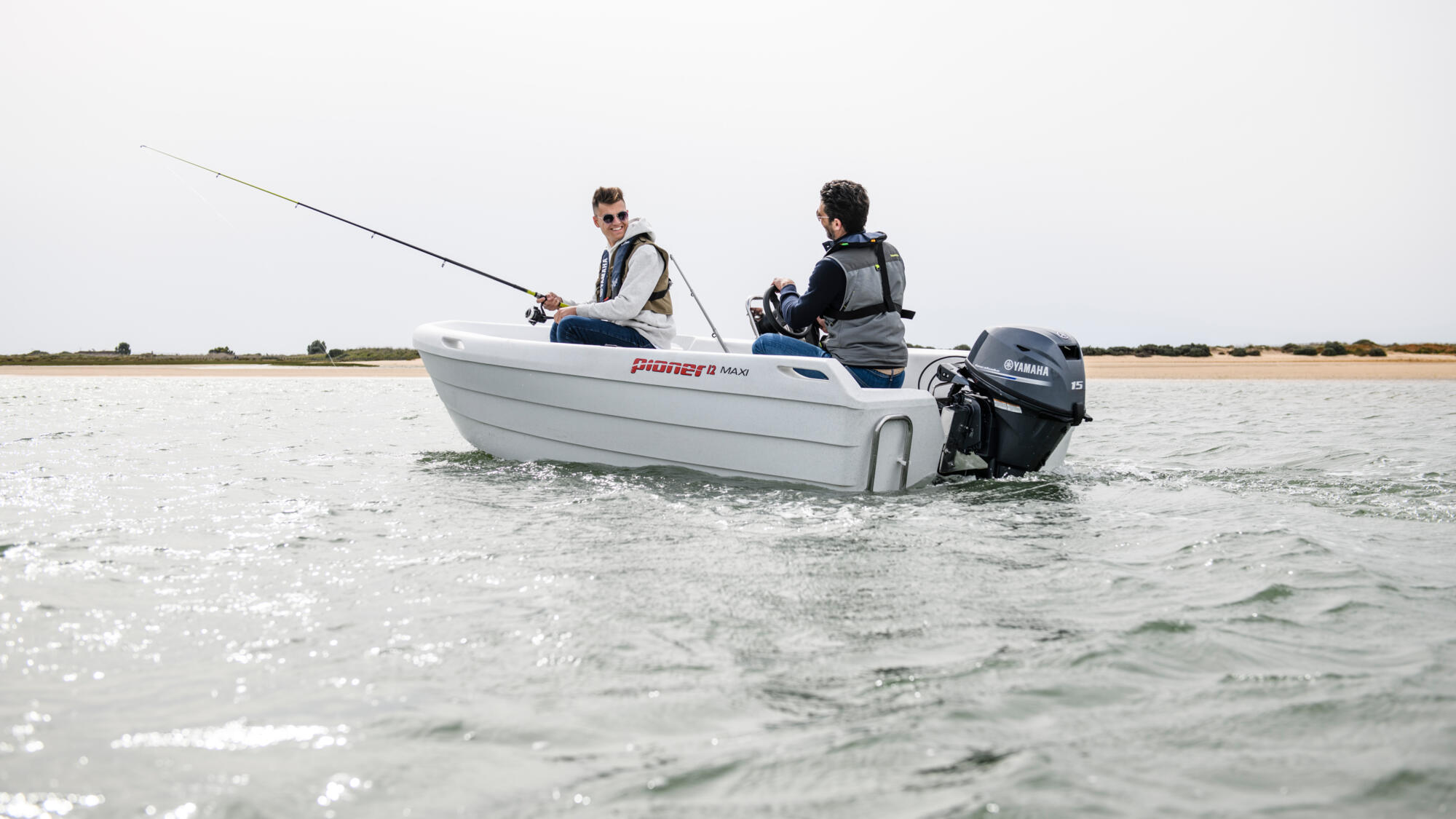 2019-Yamaha-F15-EU-Light_Grey_Metallic-Action-003-03