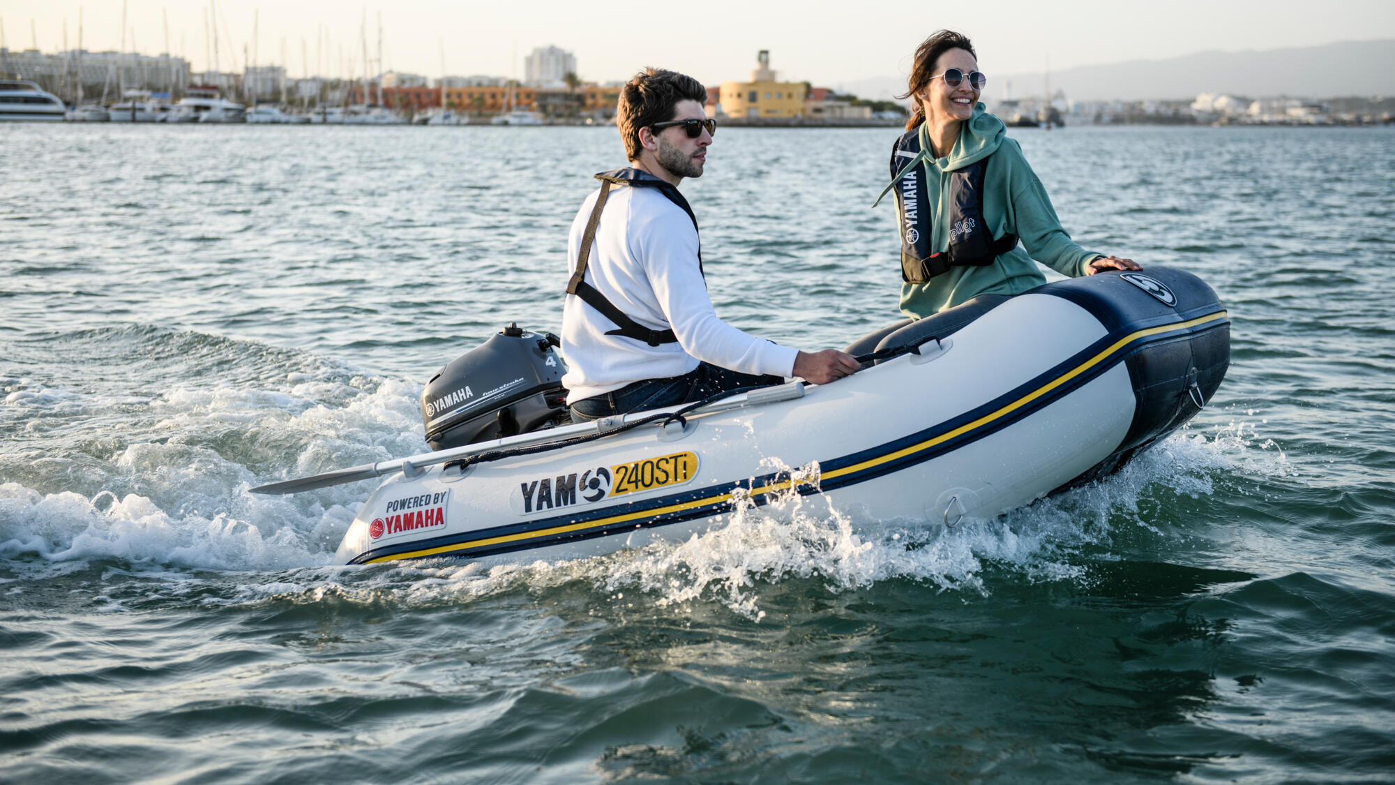 2019-Yamaha-F4-EU-Light_Grey_Metallic-Action-004-03