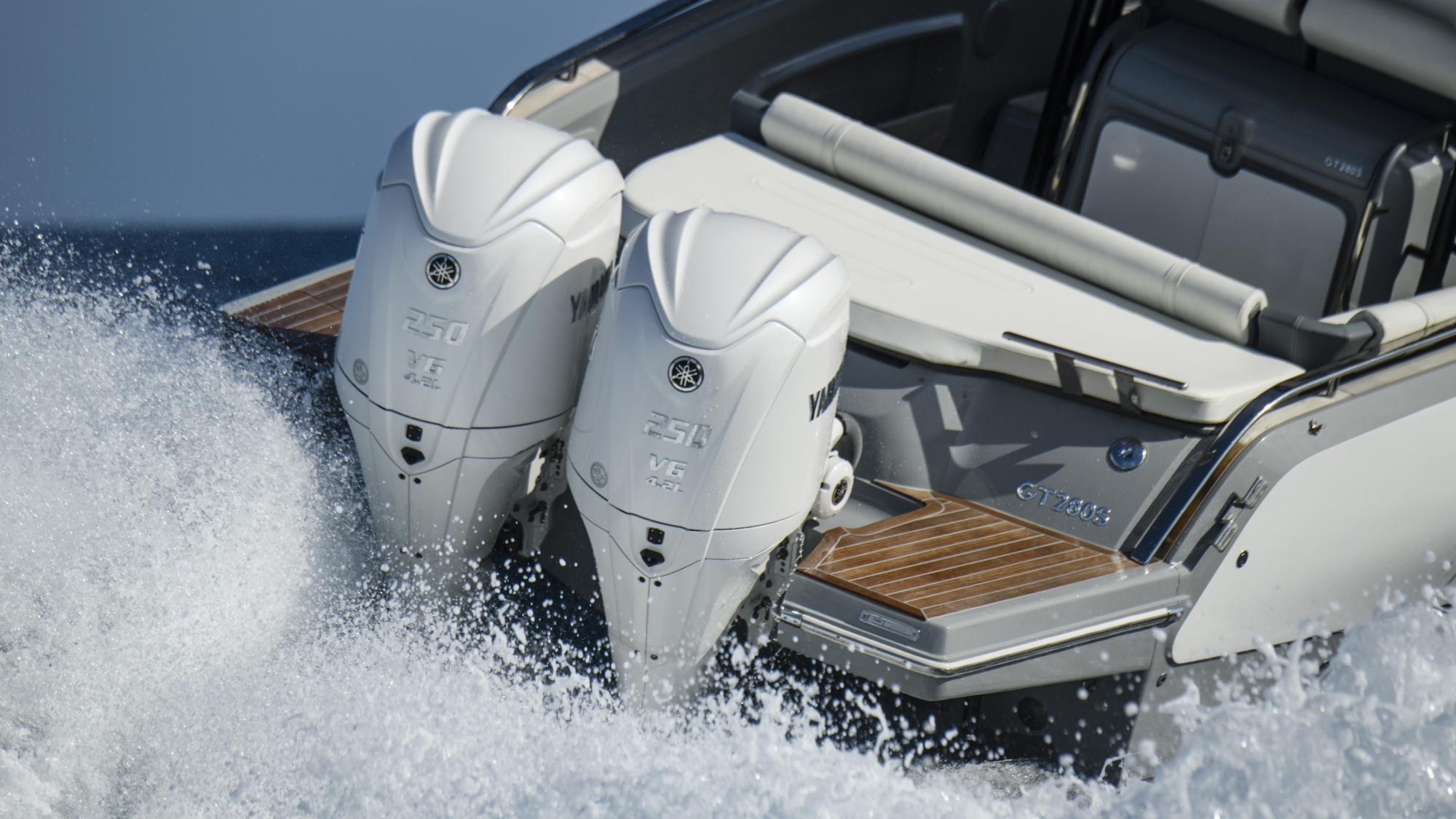 2021-Yamaha-F250NCB-EU-Pearl_White_SBW-Action-004-03