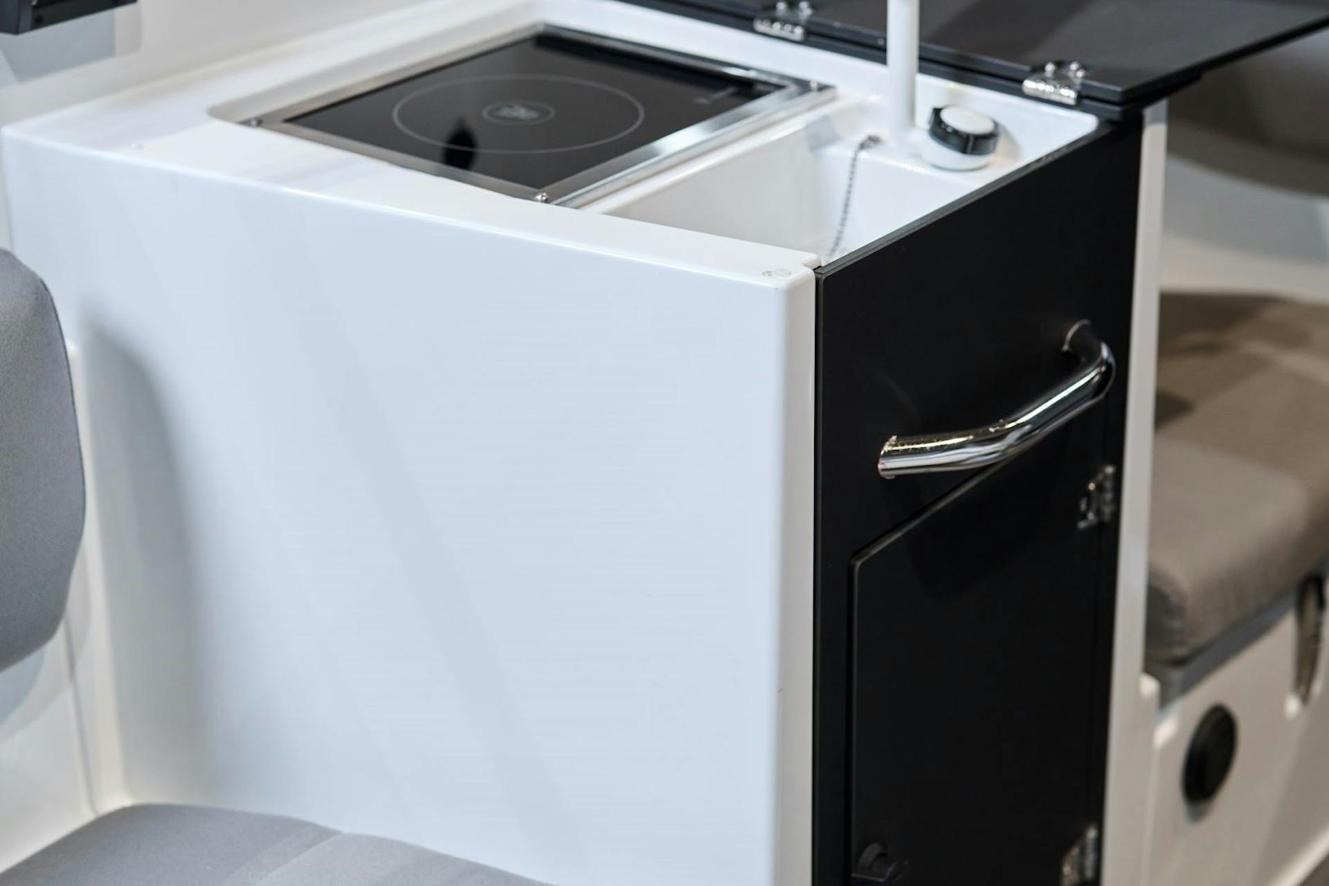 Praktisk pantry med vask og kokeplate i Yamarin 67 DC